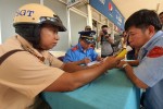 Người dân lo lắng thổi nồng độ cồn có thể lây Corona: CSGT TP.HCM nói gì?