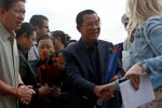 Du thuyền bị ‘hắt hủi’ giữa dịch Covid-19 cập cảng Campuchia: Niềm hân hoan hóa nỗi lo tột độ ra sao?
