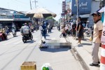 Chồng ôm thi thể vợ sau tai nạn ở TP.HCM