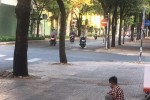 Cậu bé một mình xếp hàng chờ nhận đồ ở cây ATM gạo lúc 6h30 sáng