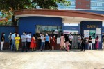 Nhiều phụ huynh đến Trường Sao Việt (VStar School) phản ứng việc thu học phí