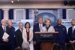 Bị chỉ trích, ông Trump giữ lại nhóm chuyên trách dịch Covid-19 của chính phủ Mỹ
