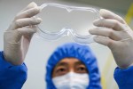 Phát hiện mới về virus corona lây mạnh qua mắt