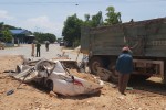 Xe Howo chở đất đá đè bẹp ôtô con, 3 người tử vong