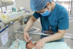 Bé trai bị bỏ rơi ở hố ga khỏe hơn