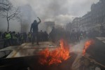 Biểu tình 'áo vàng' biến thành bạo động ở Paris, hơn 200 người bị bắt