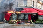 Người biểu tình 'Áo vàng' đập phá, đốt cửa hàng sang trọng ở Paris
