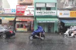 TP.HCM có mưa trái mùa trước đợt nắng nóng đến 38 độ C