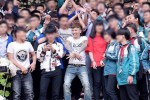 Chào đón 'Khá bảnh' như một người hùng thì loạn thật rồi!