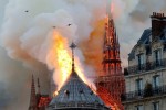 Lửa bao trùm Nhà thờ Đức Bà Paris, người dân quỳ xuống đường cầu nguyện