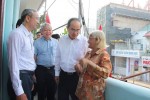 Bí thư Nguyễn Thiện Nhân thăm người dân quận 5