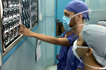 Nhiều y bác sĩ Âu, Mỹ đến Việt Nam học nghề
