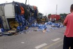 Xe tải đâm nhóm người xem tai nạn bên đường, ít nhất 5 người tử vong