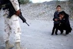 Bà mẹ di cư cầu xin binh sĩ Mexico cho vượt biên sang Mỹ