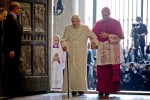 7 năm sau khi từ chức, Giáo hoàng Benedict khiến Vatican bối rối