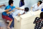 Bác sĩ gãy mũi sau trận đòn hội đồng