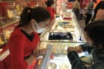 Giá vàng SJC tăng giảm trái chiều, tiếp tục neo cao hơn giá thế giới