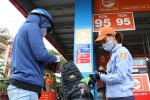 Giá xăng tăng trở lại, lên mức hơn 12.000 đồng/lít