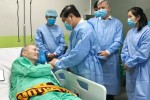 Sáng nay tiễn phi công người Anh từng mắc COVID-19 về nước
