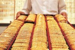 'Cá mập' tung chiêu, giá vàng mất ngay 4,5 triệu đồng/lượng