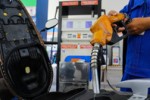 Xăng RON 95, dầu diesel cùng giảm giá