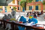 Người nước ngoài ở Đà Nẵng hạnh phúc đi lấy mẫu xét nghiệm