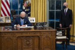 Ông Trump đã ký thỏa thuận giờ chót để ‘trói tay’ chính quyền Biden