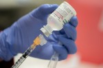 WSJ: Có những người Mỹ dùng quan hệ hoặc lách luật để được tiêm vắc xin Covid-19