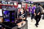 Cửa hàng máy tính 'kiếm bộn' vì Covid-19