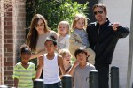 Brad Pitt và Angelina Jolie thân thiết hơn trong thời gian cách ly