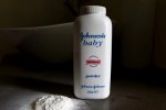 Sau cáo buộc gây ung thư, Johnson & Johnson ngừng bán phấn rôm ở Mỹ