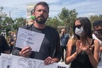 Ben Affleck cùng bạn gái đi biểu tình